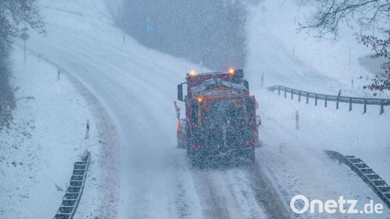 Der Deutsche Wetterdienst erwartet für den Sonntag Neuschnee in Bayern. (Archivbild) Bild: Armin Weigel/dpa