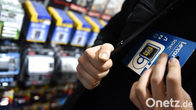 Lebensmittel, Kosmetika sowie Wertkarten für Mobiltelefone versuchte am Samstag ein Mann aus einem Verbrauchermarkt in Weiden zu stehlen. Symbolbild: Felix Kästle