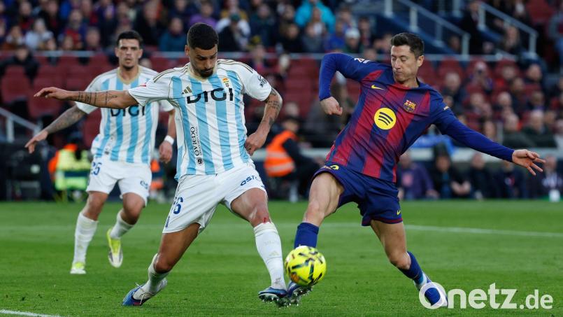 Barcelonas Robert Lewandowski (r) im Zweikampf mit David Carmo von Real Oviedo. Bild: Joan Monfort/AP/dpa