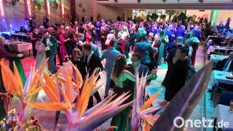 Der Blumenball in Weiden bleibt ein Hingucker und seiner Tradition treu. Die Gäste schätzen die besondere Atmosphäre durch die Blütenpracht. Bild: Kunz