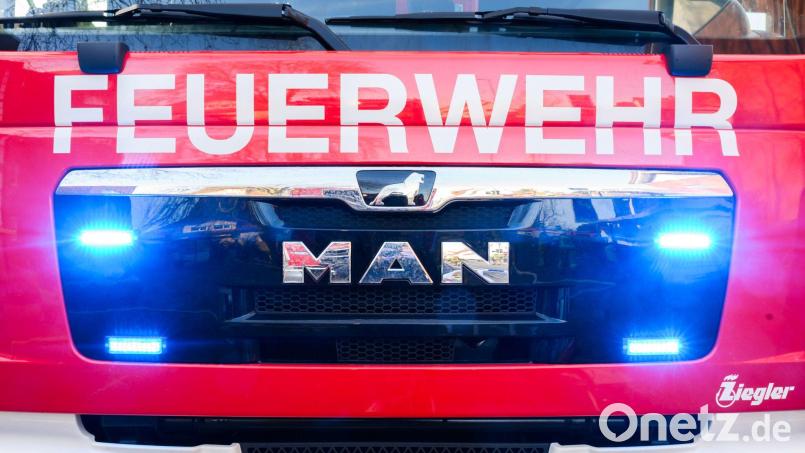 Bei dem Brand werden zwei Menschen leicht verletzt. (Symbolbild) Bild: Julian Stratenschulte/dpa