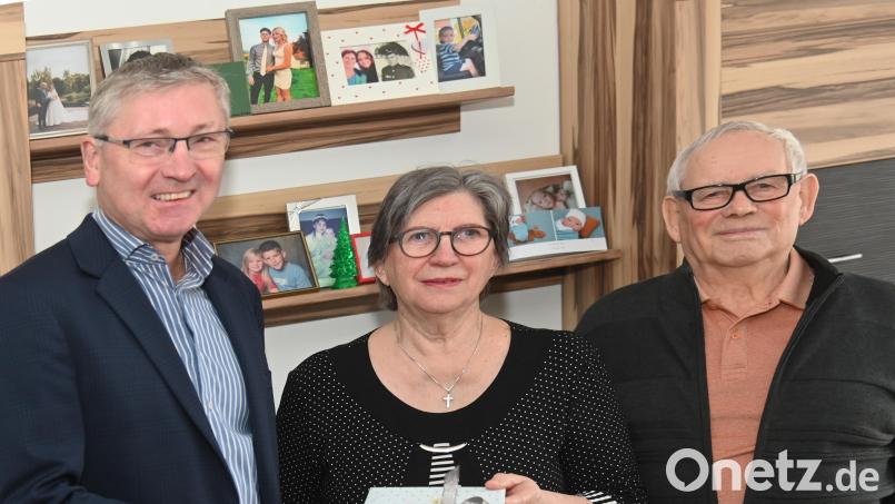 Bürgermeister Franz Badura (links) gratulierte den Eheleuten Nina und Waldemar Bin zur Diamantenen Hochzeit und überreichte einige Euro Amberger Stadtgeld. Bild: gf