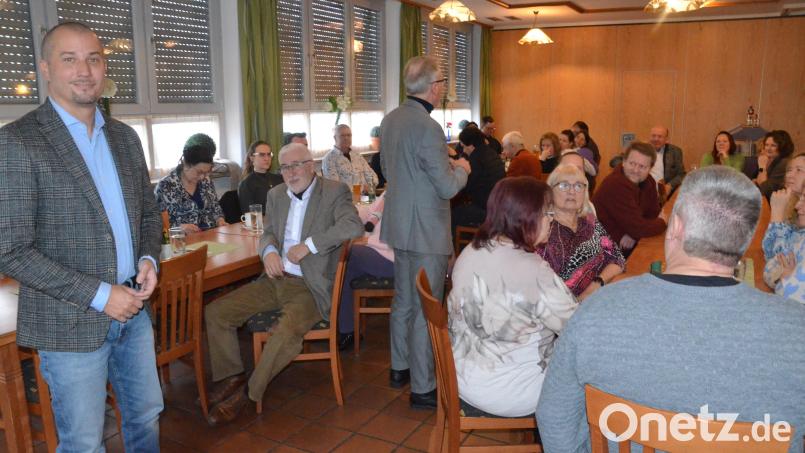 Bürgermeister Reinhold Wildenauer (Mitte, stehend) und der Oberbürgermeisterkandidat der FDP, Florian Vogel (links), gestalteten den Neujahrsempfang der FDP in Weiden. Bild: Kunz