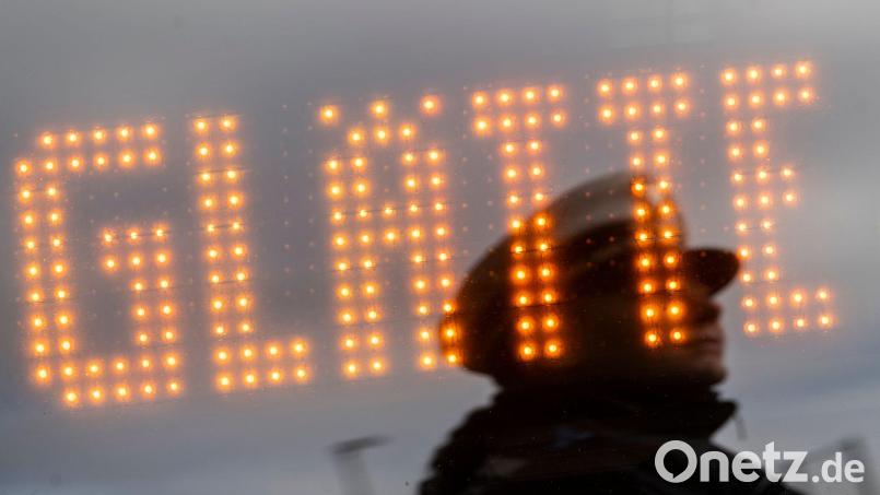 Aufgrund von Glatteis kam es in Bayern am Wochenende zu Unfällen. (Symbolbild) Bild: Marijan Murat/dpa