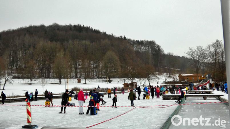 Im Königsteiner Naturbad können die Besucher wieder Eislaufen. Bild: hdk