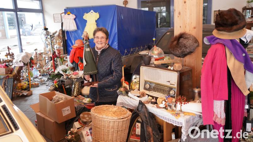 Inmitten ihrer gesammelten Schätze fühlt sich Christa Wildenauer wohl. Oldtimer sowie Kunst- und Krempelwaren finden sich in der Ausstellungshalle im Vohenstraußer Ortsteil Straßenhäuser. Bild: fvo