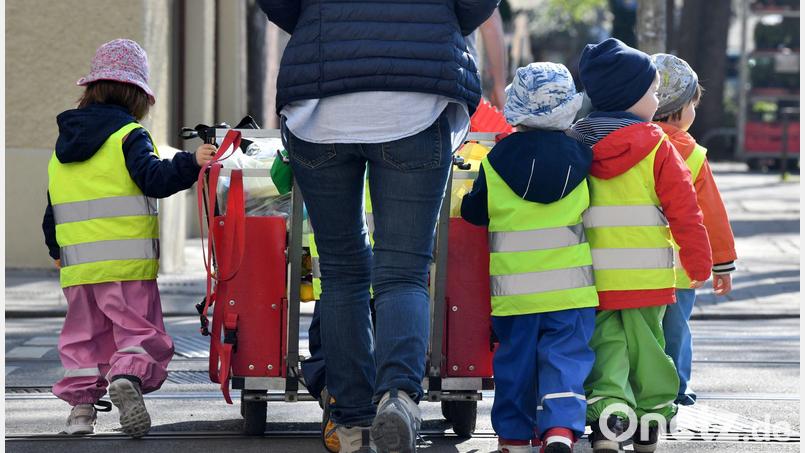 Ausflüge gehören zu den ganz wichtigen Säulen im Kita-Alltag - möglich sind sie aber nur, wenn ausreichend Personal für die Betreuung vorhanden ist. (Symbolbild) Bild: Peter Kneffel/dpa