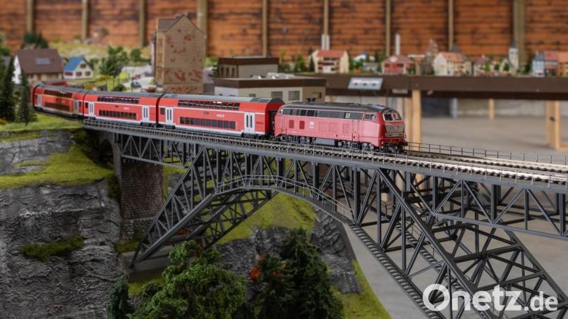 Der Zug nimmt eine neue Strecke. Nach 36 Jahren löst sich der Eisenbahnclub IC 90 Etzenricht auf. Einige Mitglieder schlüpfen nun bei den Eisenbahnfreunden in Mantel unter und freuen sich, dass es für sie weitergeht. Bild: Reinhold Buchner