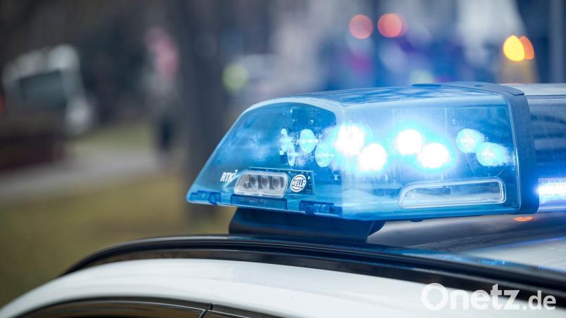 Die Polizei bittet um Hinweise: Wo ist der Sattelzug samt Anhänger und Ladung? (Symbolbild) Bild: Daniel Vogl/dpa