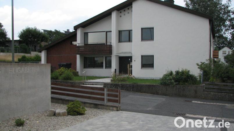 Gegenüber dem Kindergarten befindet sich der verkaufte Pfarrhof. Der neue Besitzer möchte dieses Gebäude sanieren und mit Genehmigung der Regierung Flüchtlinge aufnehmen. Bild: knh