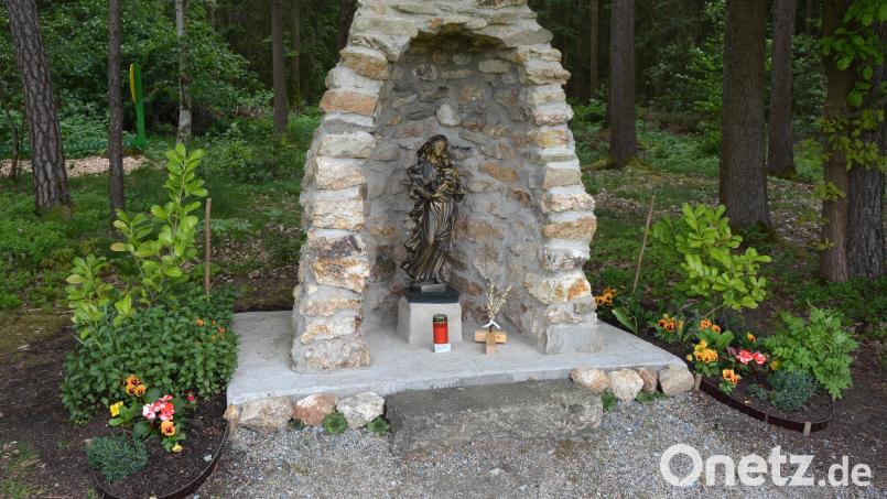 Die Grotte in Neudorf soll mit in den neuen Wanderweg aufgenommen werden, die die Konnersreuther Tourist-Info plant. Für den Weg erhofft man sich eine Förderung von bis zu 80 Prozent von der Ikom Stiftland. Bild: jr