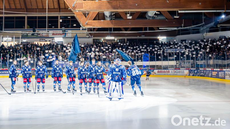 #teambassa soweit das Auge reicht: Die Fans positionierten sich nach der Freistellung von Sebastian Buchwieser beim starken Heimerfolg der Blue Devils Weiden gegen die Starbulls Rosenheim vor und auch während der Partie deutlich. Bild: Elke Englmaier