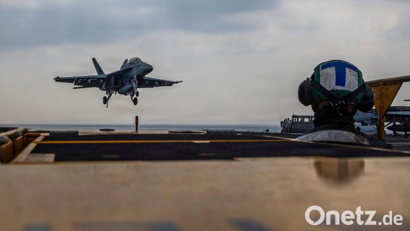 Der Flugzeugträger „USS Abraham Lincoln“ wurde in den Zuständigkeitsbereich des Regionalkommandos des US-Militärs verlegt, das den Nahen Osten inklusive des Irans umfasst. (Handout) Bild: Seaman Daniel Kimmelman/US Navy/AP/dpa