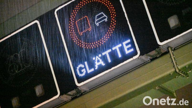 Zwei Verkehrsunfälle werden am Sonntagabend in Weiden durch Glätte verursacht. Die Polizei meldet Sachschaden. Archivbild: Jason Tschepljakow/dpa