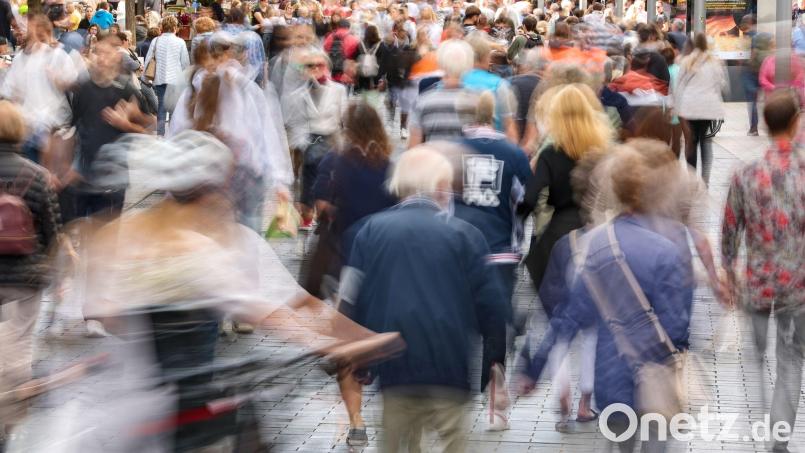 Wie leben die Menschen in Deutschland? Dieser Frage wollen Statistiker auf den Grund gehen. (Symbolbild) Bild: Jan Woitas/dpa
