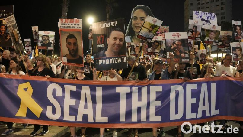 Für die Freilassung und Übergabe aller Geiseln waren monatelang Tausende Israelis auf die Straßen gegangen. (Archivbild) Bild: Mahmoud Illean/AP/dpa