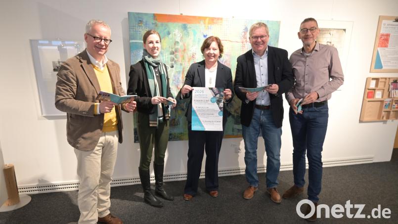Das hochklassige Jahresprogramm der Stadtgalerie „Alte Feuerwache“ für das Jahr 2026 wird gemeinsam vorgestellt (von links): Kulturreferent Dr. Fabian Kern, Stadtmuseumsleiterin Dr. Julia Riß, Sabine Seberak (Sparda-Bank Ostbayern eG/Filialleitung Amberg), Oberbürgermeister Michael Cerny und Kulturamtsleiter Reiner Volkert. Bild: Simon Hauck, Stadt Amberg