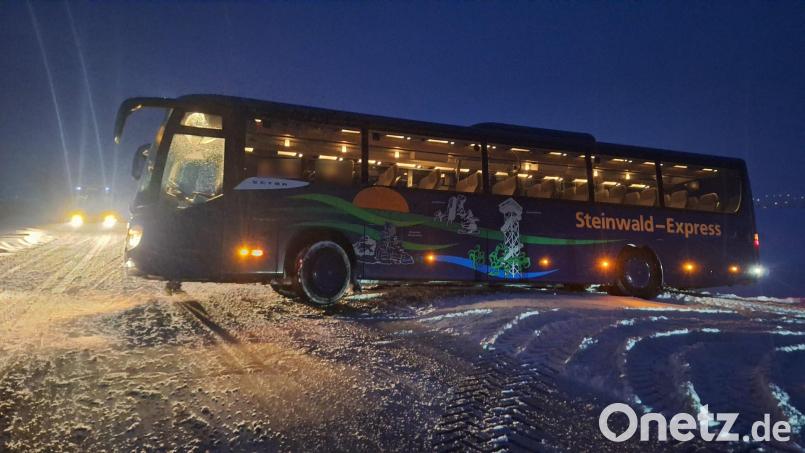 Bei Frodersreuth ist auf der B 22 am Montagmorgen ein mit sechs Kindern besetzter Schulbus in den Straßengraben gerutscht. Verletzt wurde niemand. Bild: Ilse Hauer