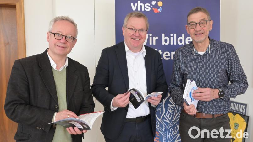 In Vorfreude auf den kommenden Semesterstart der Vhs Amberg vereint: Kulturreferent Dr. Fabian Kern (links), OB Michael Cerny (mitte) und Kulturamtsleiter Reiner Volkert (rechts) bei der Vorstellung des neuen Programmheftes im Rathaus. Bild: Simon Hauck, Stadt Amberg