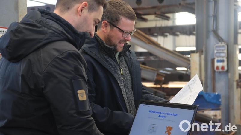 Einhäupl-Geschäftsführer Daniel Einhäupl (rechts) und Referent Felix Pöss mit der neuen Lieferschein-Analyse – und der analogen Lieferschein-Variante. Bild: olr