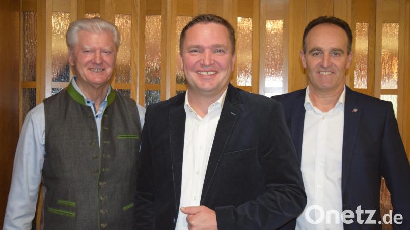 Altbürgermeister Werner Renner (links), Bürgermeister Hans-Jürgen Strehl (rechts) mit Roland Lutz, der für die FWG die Nachfolge von Strehl antreten möchte. Bild: Elfriede Winter