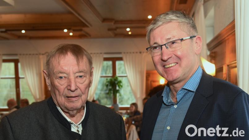 Dr. Franz Rahm (l.) feierte vergangenen Sonntag seinen 90. Geburtstag und dazu gratulierte im Namen des Oberbürgermeisters und des Amberger Stadtrates acuh Bürgermeister Franz Badura (r.). Bild: gf