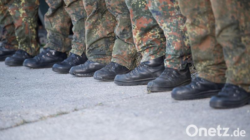 Soldaten in einer Bundeswehr-Kaserne - was würde der Kriegsfall für die deutsche Wirtschaft bedeuten? Bild: Sebastian Gollnow/dpa