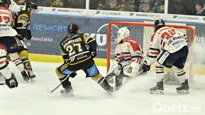 Roberts Baranovskis (Nummer 27) erzielte das 3:0 für den ERSC Amberg Bild: Hubert Ziegler