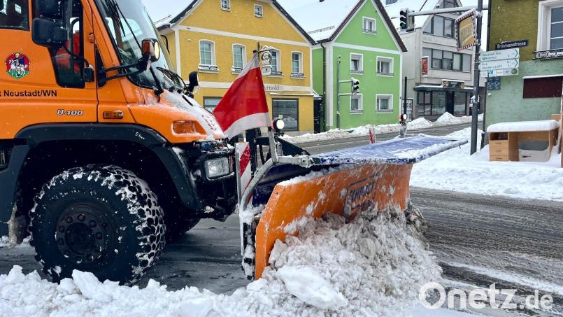 Räum- und Streufahrzeuge im Dauereinsatz: Bis zu 24 Zentimeter Neuschnee fielen am Montag in Pressath und auch in anderen Orten im Landkreis Neustadt/WN verwandelten die weißen Flocken Straßen in Rutschbahnen. Bild: Gabi Schönberger