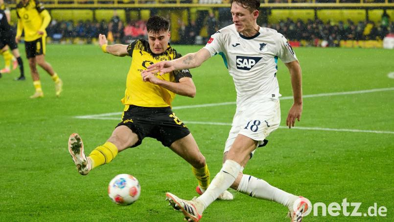 Aaron Anselmino (l) überzeugte bei seinen Auftritten im BVB-Trikot. (Archivbild) Bild: Bernd Thissen/dpa