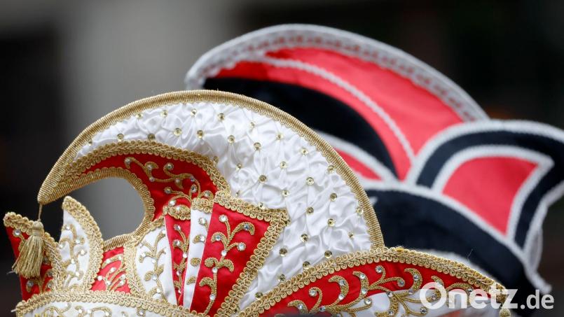 Der Landkreis Tirschenreuth lädt am 1. Februar zum traditionellen Seniorenfasching in die Mehrzweckhalle Kemnath ein. Faschingsgesellschaften sorgen für ein buntes Programm. Symbolbild: Heiko Becker/dpa