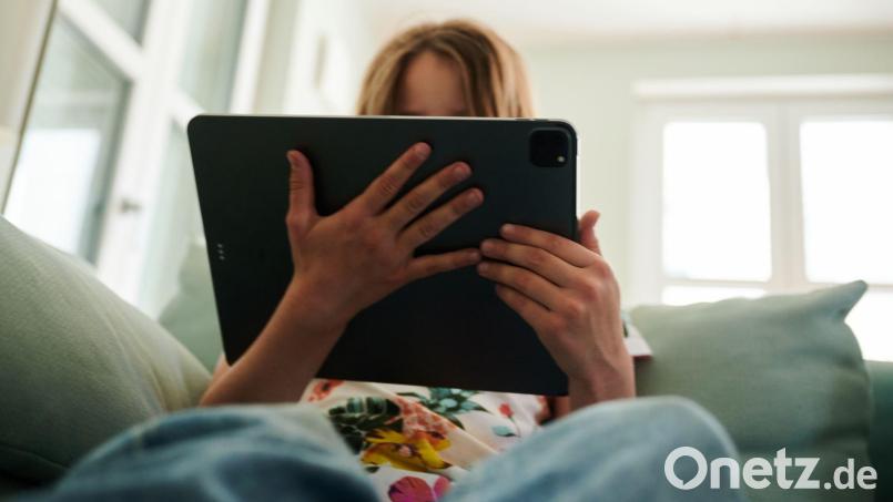 Laut einer Studie von 2023 sind etwa 680 000 junge Menschen in Deutschland süchtig nach Computerspielen und sozialen Medien (Symbolbild). Bild: Annette Riedl/dpa