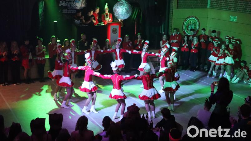 Die Prinzengarde in ihren klassischen Kostümen in Rot-Weiß-Gold beim Gardetanz. Bild: mrr