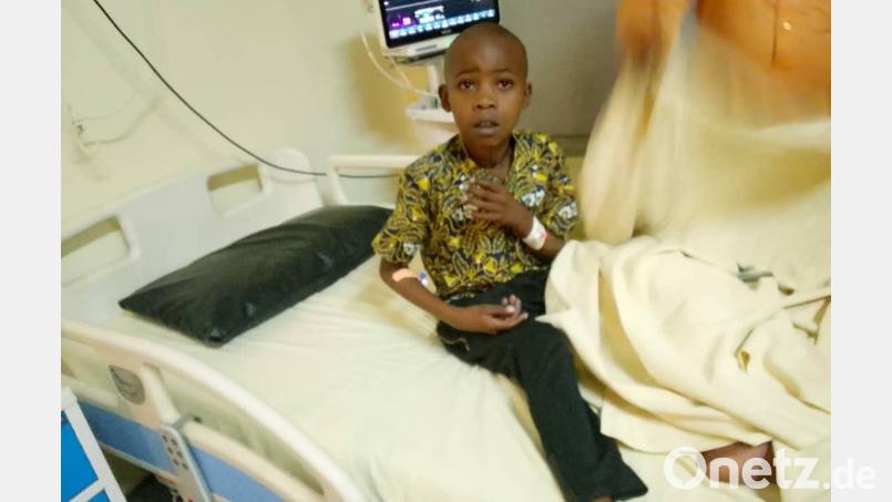 Hier wartet Gilbert in Uganda noch auf seine Herzoperation. Mittlerweile hat er sie hinter sich. Bild: Patrick Bende/exb