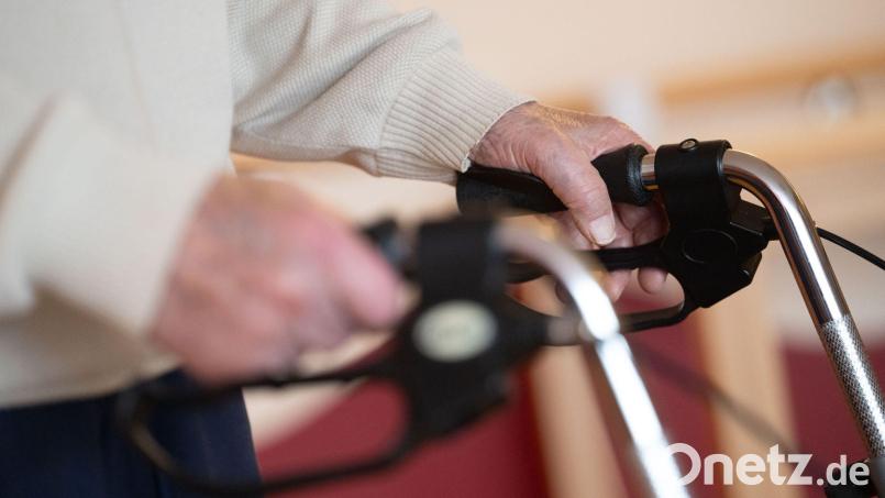 Investitionen in kommunale Sozialleistungen dürfen trotz Kostendrucks nicht gestrichen werden, da ist sich der Paritätische Wohlfahrtsverband sicher. (Symbolbild) Bild: Marijan Murat/dpa