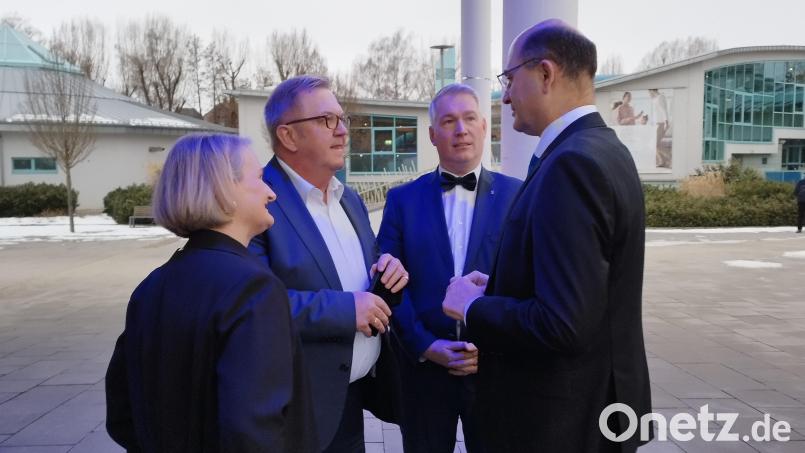 Kaum aus dem Dienstwagen ausgestiegen, werden die ersten Besprechungen in Angriff genommen. Von links. Stadträtin und Kreisvorsitzende des CSU Kreisverbands Susanne Herding, zweiter Bürgermeister Martin Preuß, Bürgermeisterkandidat Stefan Ott, Heimat- und Finanzminister Albert Füracker. Bild: mzi