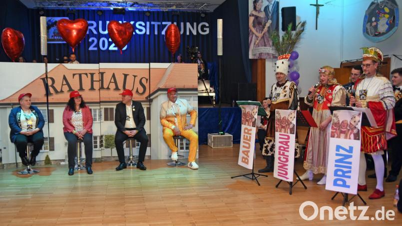 Die vier Plößberger Bürgermeister-Kandidatinnen und -Kandidaten zusammen mit dem Dreigestirn. Bild: Rudi Gebert