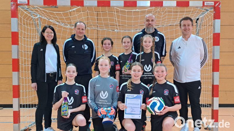 Da ist das Ding: Mipos U13-Mädels freuen sich über die Bezirksmeisterschaft im Futsal. Bild: Martin Rittner