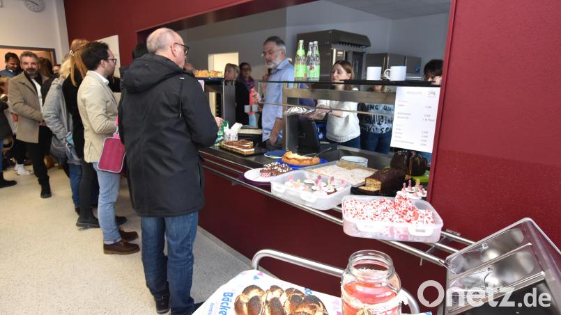 Ein Prunkstück der Offenen Ganztagsschule: im ehemaligen Physik- und Vorbereitungsraum gibt es für das Mittagessen der Schüler eine neue Küche und (im Bild) die großzügig gestaltete Durchreiche zum Speisesaal beim Tag der Offenen Tür am Samstag Bild: no