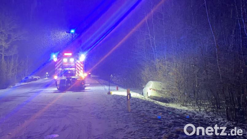 Auf glatter Fahrbahn gerät ein Auto in den Gegenverkehr. (Archivbild) Bild: Julian Stratenschulte/dpa