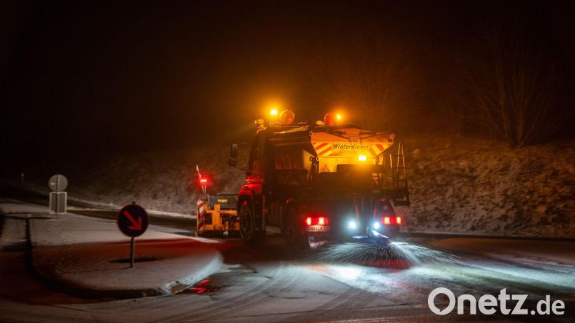 Glatteis und Schnee: Die Arbeitswoche begann nicht nur in der Oberpfalz nervenaufreibend. Bild: Harald Tittel/dpa