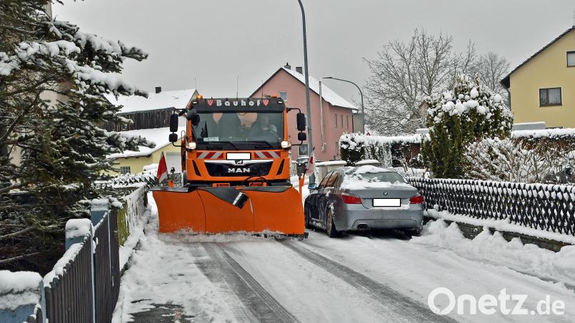 Drei Meter ist der Schneepflug breit. Wenn es, zum Beispiel wegen parkender Autos, zu eng wird, können manche Straßen nicht geräumt werden. Archivbild: Andreas Royer