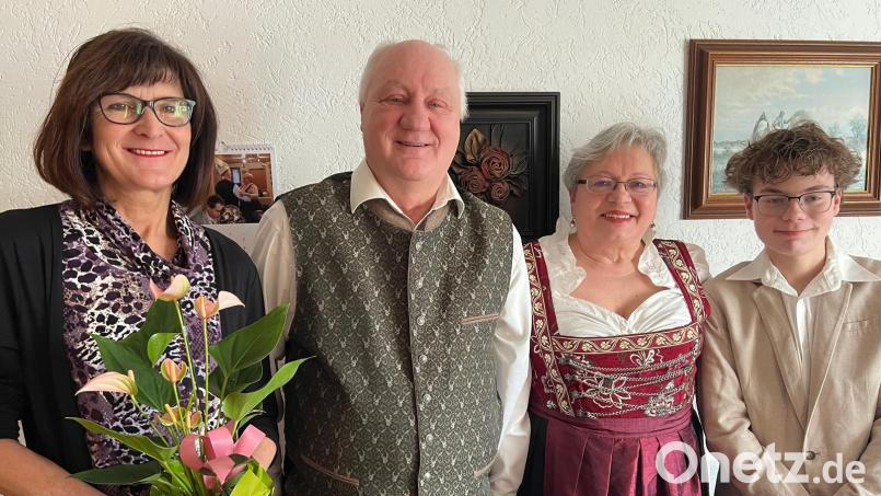 Hahnbachs dritte Bürgermeisterin Evi Höllerer (links) und Enkel Johannes (rechts) gratulierten Manfred und Maria Enders zur goldenen Hochzeit. Bild: mma