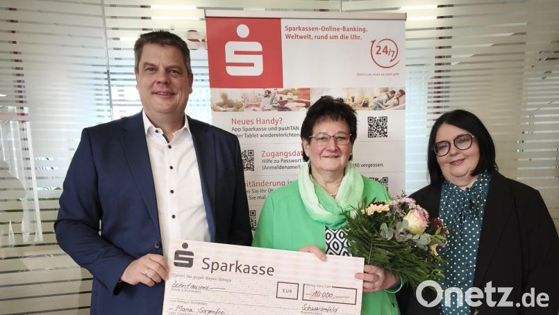 Von links: Stellvertretender Gebietsdirektor Christian Liebl, Gewinnerin Maria Sorgenfrei mit Beraterin Angela Ziegler. Bild: Margit Mösbauer