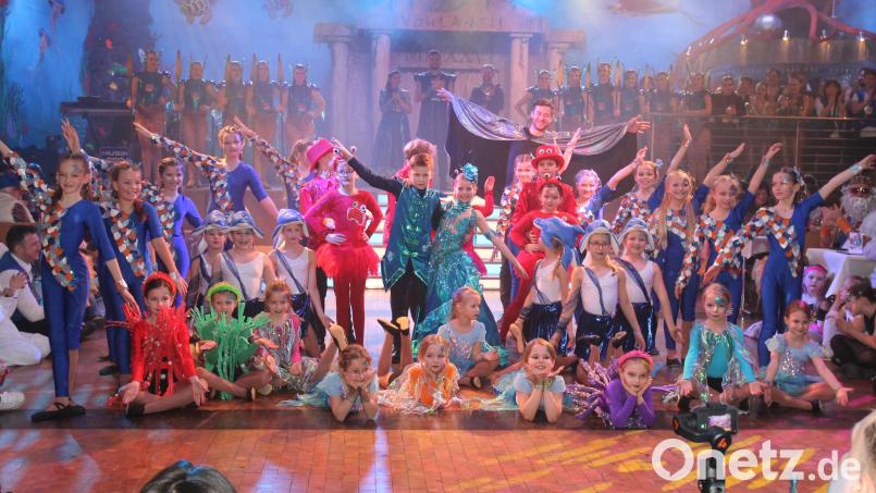 Die Jüngsten mit dem Kinderprinzenpaar Elias und Romy begeistern die Gäste. Bild: pi