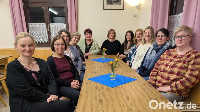 Verjüngt ist seit der jüngsten Mitgliederversammlung der Vorstand des KDFB-Zweigvereins Münchenreuth. Am Tisch im Vereinsheim die Frauen, die sich im bisherigen und neuen Vorstandsteam engagiert haben und engagieren (von links): Kathrin Wurm und Christa Schafleitner (bisher), Bezirksvorsitzender Monika Sommer, Irene Kraus und Monika Grötsch (bisher), Christine Sommer (neu), Silvia Hausner und Sandra Ernstberger (machen im neuen Team weiter) Sonja Heindl und Cornelia Siller (neu), Sandra Wifling (macht im neuen Team weiter). Bild: Paul Zrenner