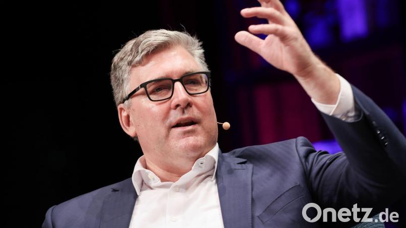 Eintracht Frankfurt befindet sich nach Angaben von Vorstandssprecher Axel Hellmann bei der Trainersuche auf der Zielgeraden. (Archivbild) Bild: Christian Charisius/dpa