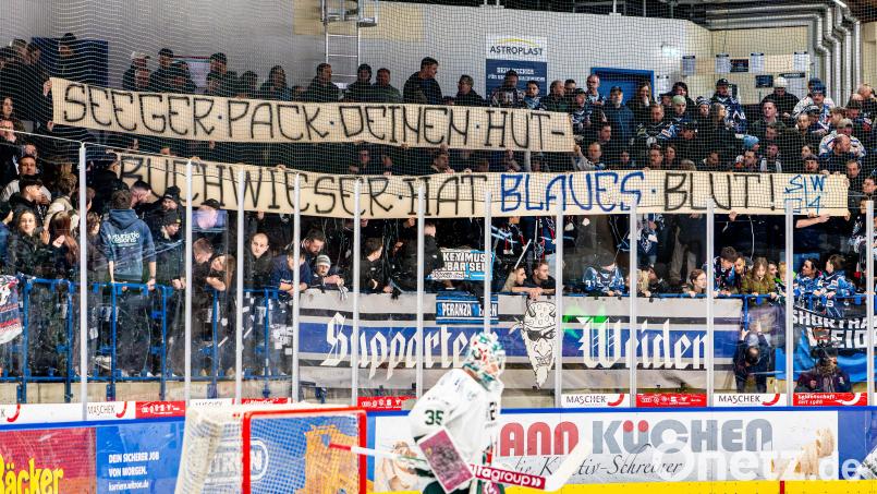 Die Haltung der Devils-Fans mit Blick auf den Investor könnte nicht eindeutiger sein. Bild: Elke Englmaier