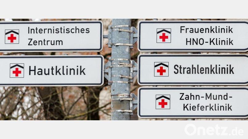 Hinweisschilder zu den verschiedenen Krankenhäusern des Erlanger Uniklinikums. (Archivbilder) Bild: Daniel Karmann/dpa