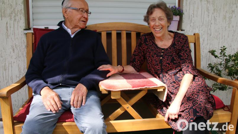 Glückliche Tage in Tirschenreuth: Alexander Fried und seine Frau Dorothea Woiczechowski-Fried vor ihrem Haus. Archivbild: jrh